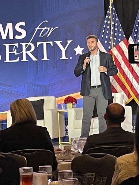 FBE03555-2D99-4E3C-96CA-78F6D3F71A20_1_105_c