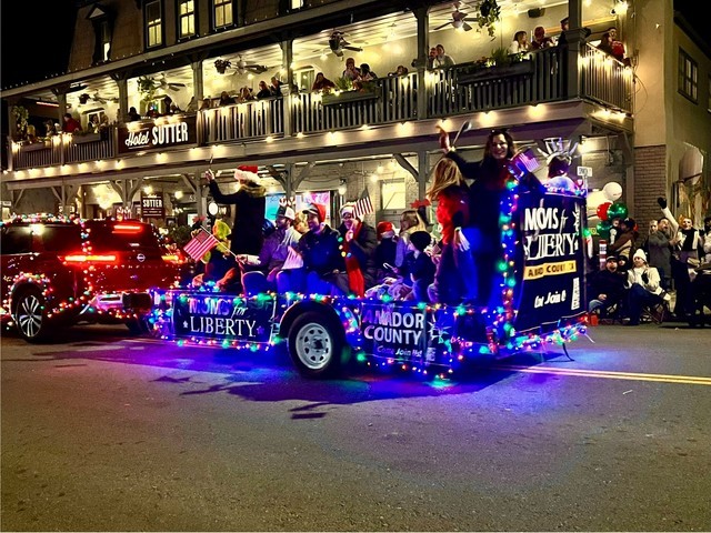 Parade of Lights 2025 (1)